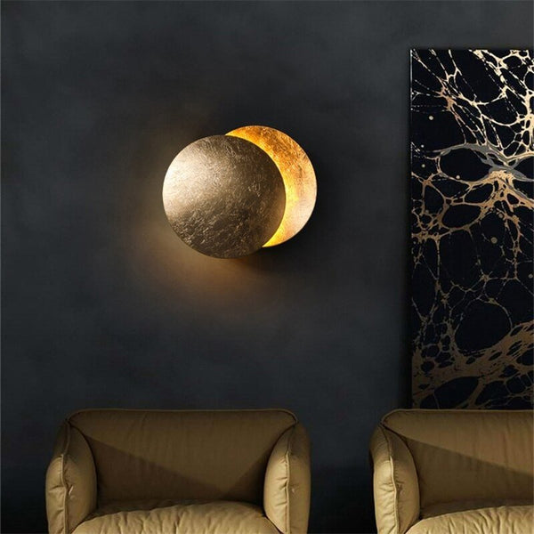 Elegant måne væglampe med minimalistisk design, udstråler blidt LED-lys, skaber hyggelig atmosfære og er energieffektiv.