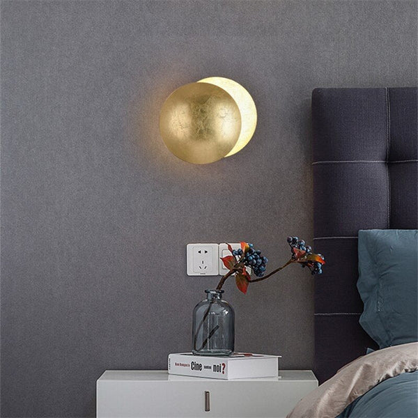 Elegant måne væglampe med minimalistisk design, udstråler blidt LED-lys, skaber hyggelig atmosfære og er energieffektiv.