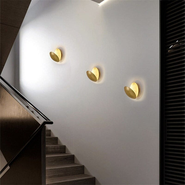 Elegant måne væglampe med minimalistisk design, udstråler blidt LED-lys, skaber hyggelig atmosfære og er energieffektiv.