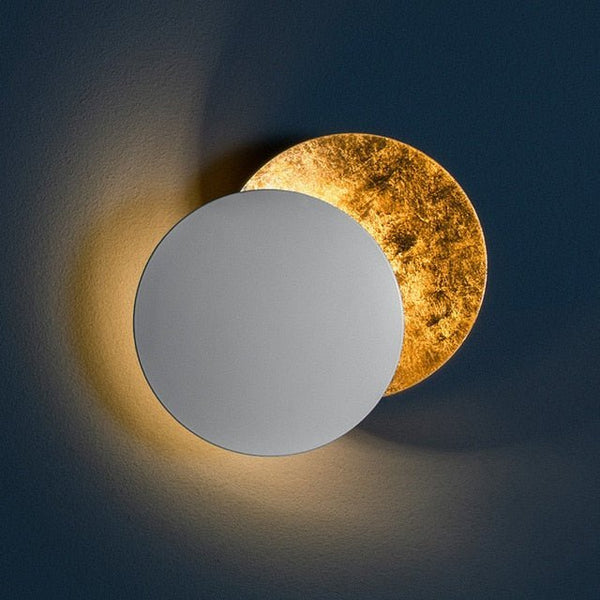 Elegant måne væglampe med minimalistisk design, udstråler blidt LED-lys, skaber hyggelig atmosfære og er energieffektiv.