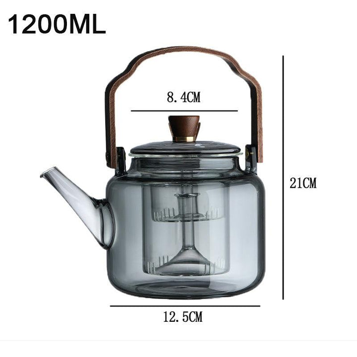 Stilfuld tekande i glas og træ med elegant design og ergonomisk greb, ideel til teceremonier.