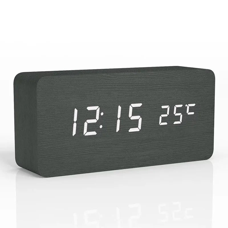 Stilfuldt digitalt trævækkeur med LED-display, i et minimalistisk design, lydløst, ideelt til moderne boliger.