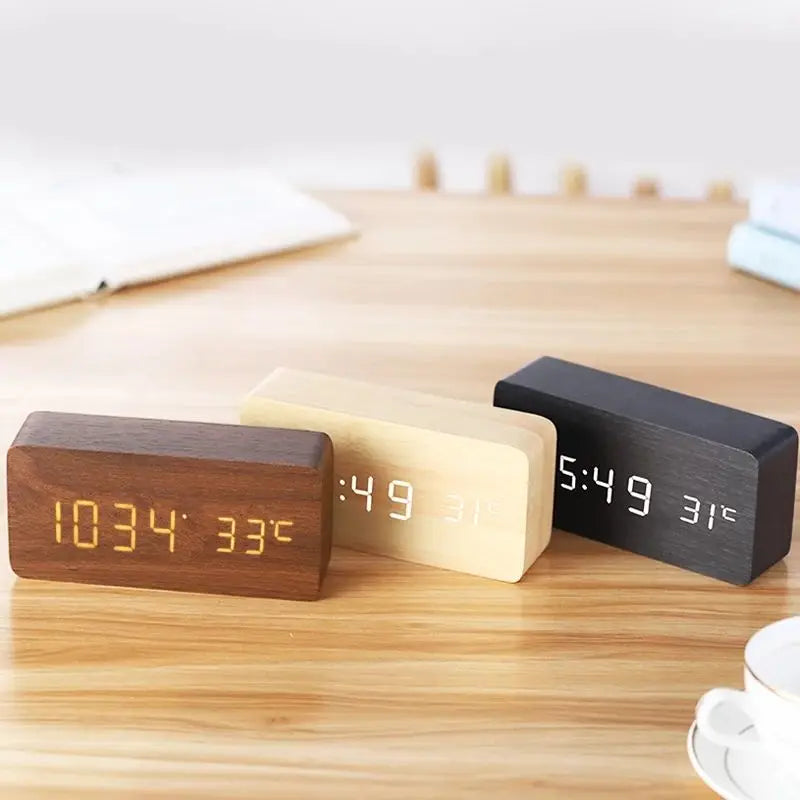Stilfuldt digitalt trævækkeur med LED-display, i et minimalistisk design, lydløst, ideelt til moderne boliger.