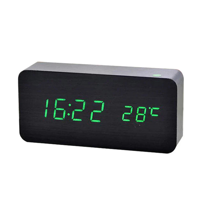 Stilfuldt digitalt trævækkeur med LED-display, i et minimalistisk design, lydløst, ideelt til moderne boliger.