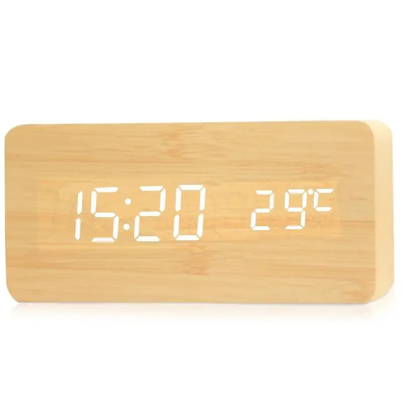 Stilfuldt digitalt trævækkeur med LED-display, i et minimalistisk design, lydløst, ideelt til moderne boliger.