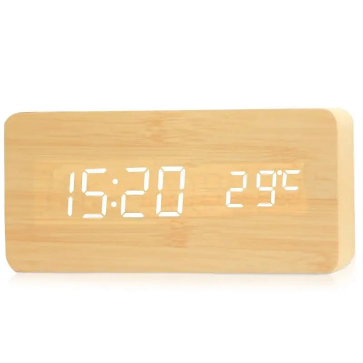 Stilfuldt digitalt trævækkeur med LED-display, i et minimalistisk design, lydløst, ideelt til moderne boliger.