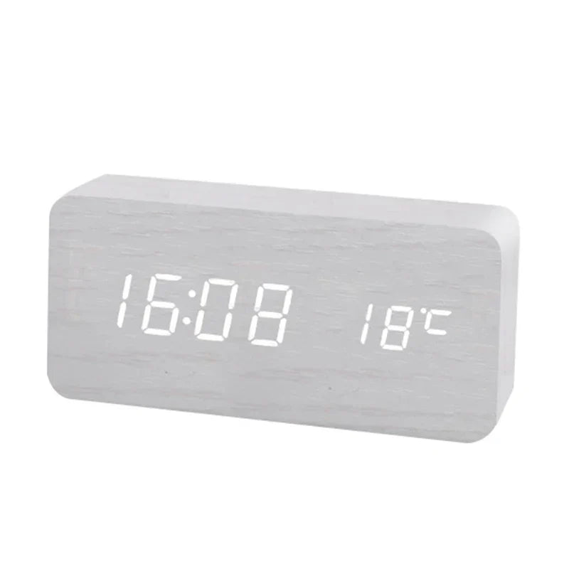 Stilfuldt digitalt trævækkeur med LED-display, i et minimalistisk design, lydløst, ideelt til moderne boliger.