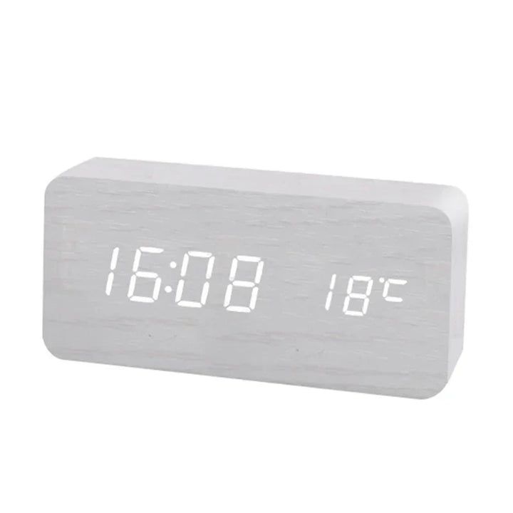 Stilfuldt digitalt trævækkeur med LED-display, i et minimalistisk design, lydløst, ideelt til moderne boliger.