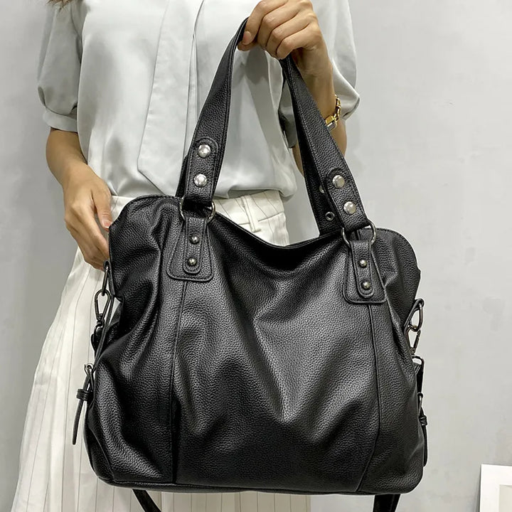 Trendy og elegant dame mode taske. En organiseret shopper, perfekt som rummelig skuldertaske til den moderne kvinde.