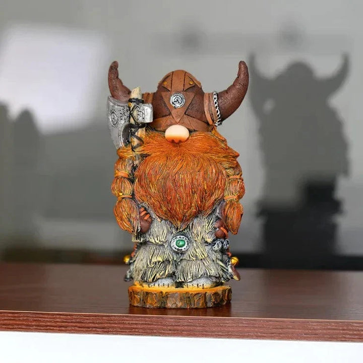 Kraftfuld krigerfigur, detaljeret vikingestatue, perfekt til nordisk tema i hjemmet.