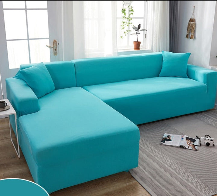 Fuld visning af en sofa dækket af det strækbare, vandtætte FlexiCover sofaovertræk.