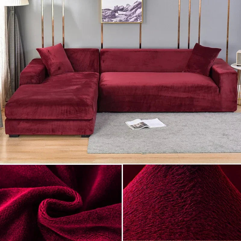 En sofa dækket af et velour stretch betræk i en varm orange nuance, der skaber en hyggelig atmosfære.