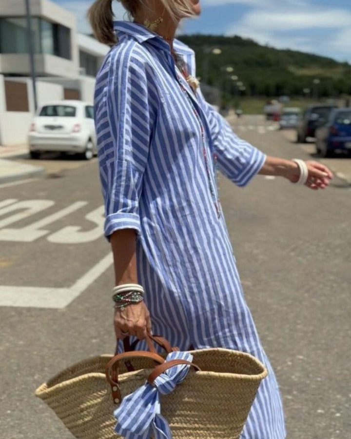 Blå stribet skjortekjole til kvinder. Casual lang kjole i modebevidst design; perfekt som sommer- eller festkjole.