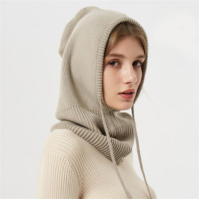 Kvinders vinterhue i strikket kashmir. Justerbar og varm, en essentiel accessory til kulden.