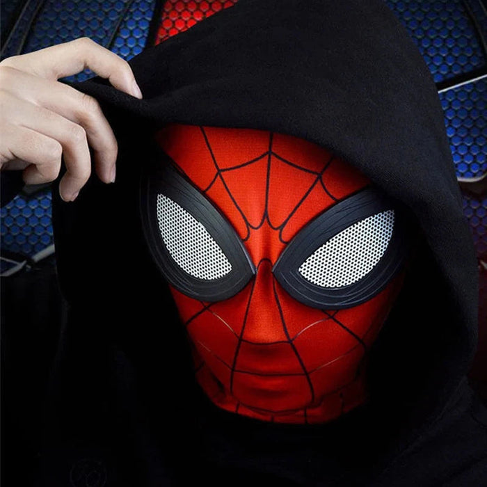 Superheltmaske til børn med rødt spindelvævsmønster, ideel til rollespil og fastelavn, elastisk og behagelig.