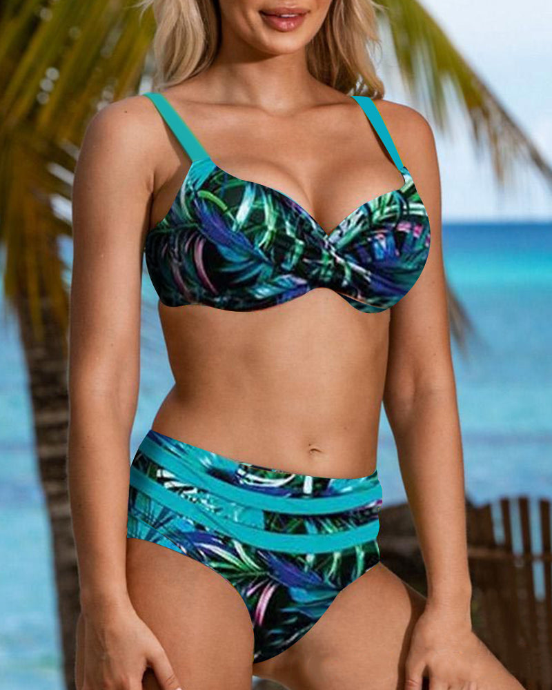 Figursyet bikini med tropisk bladmønster, flæsedesign, bøjlefri, høj talje, ideel til sommermode.