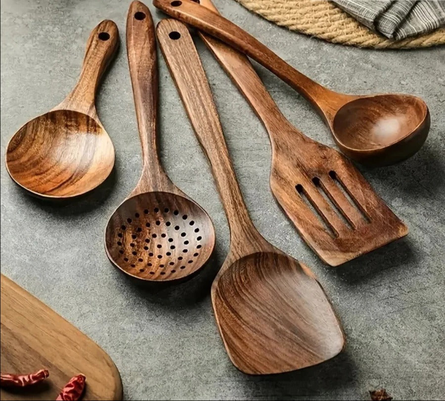Teaktræs køkkenredskaber sæt, elegant og holdbart til non-stick pander og daglig madlavning.