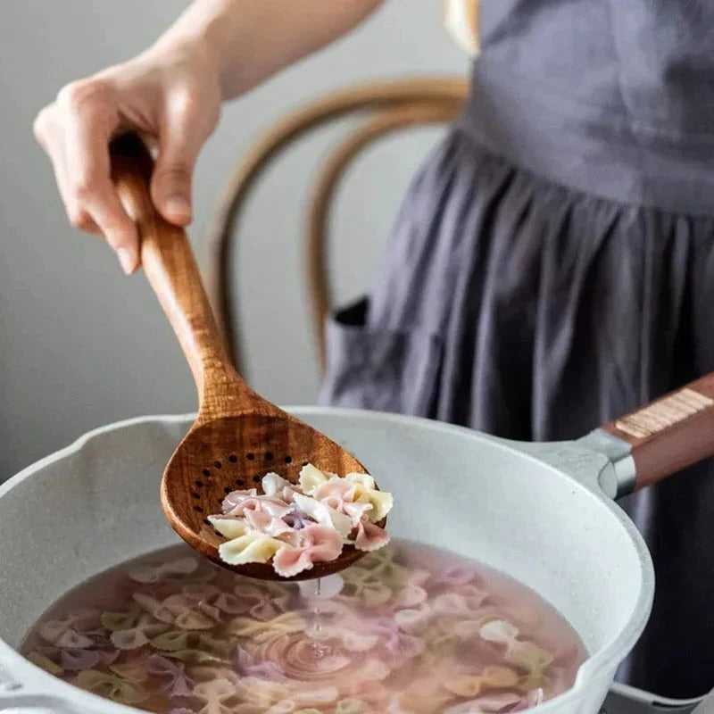 Elegant røreske i teaktræ, perfekt til madlavning. Holdbar og non-stick venlig.