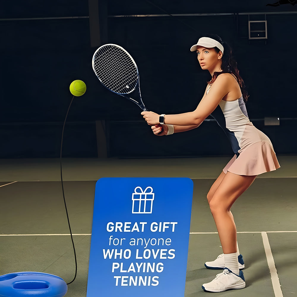 Mand svinger med tennisketcher mod AcePulse boldtræner. Forbedr din tennisteknik og svingstyrke.