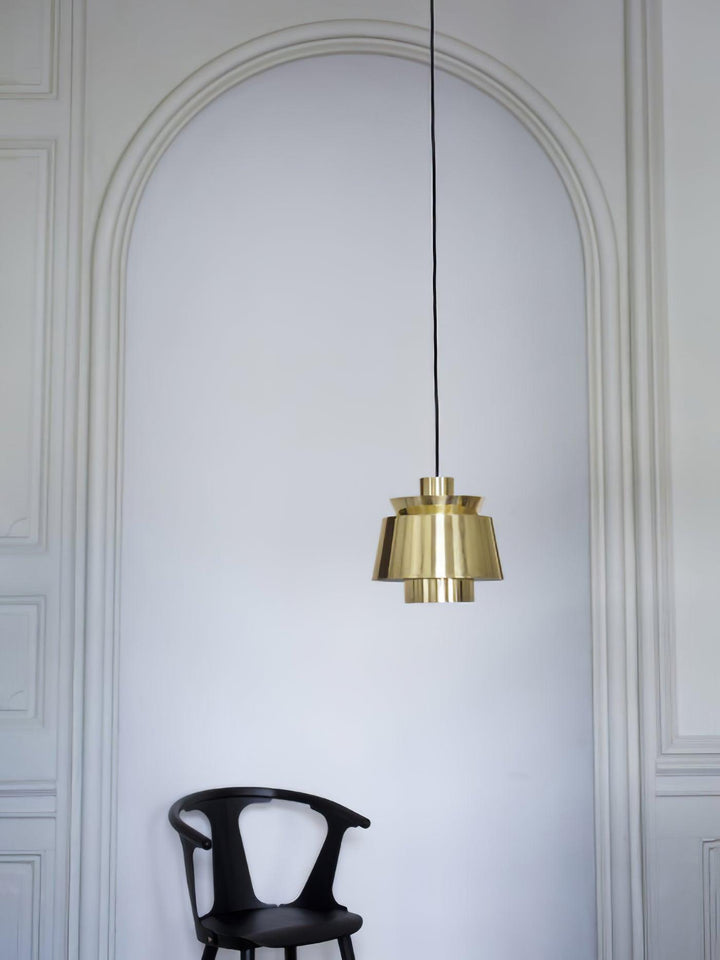 Elegant TERJE pendellampe, moderne metal design for optimal kontorbelysning.