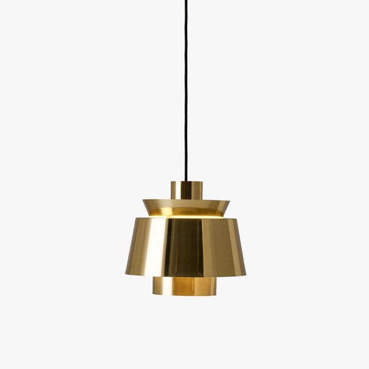 Elegant TERJE belysning, pendellampe i metal for en moderne spisestue.