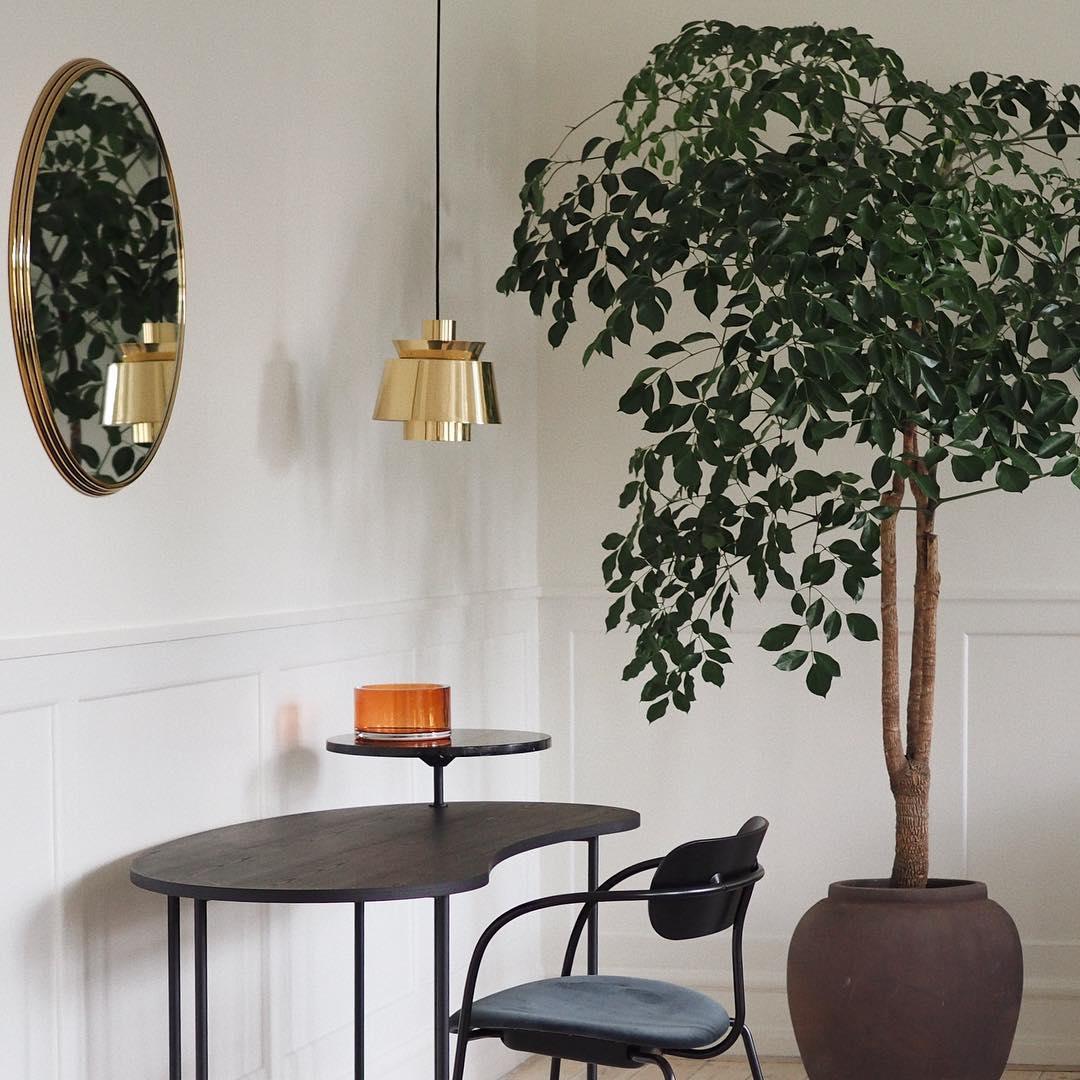 Elegant TERJE pendellampe med reflekterende lys, perfekt til moderne stil.