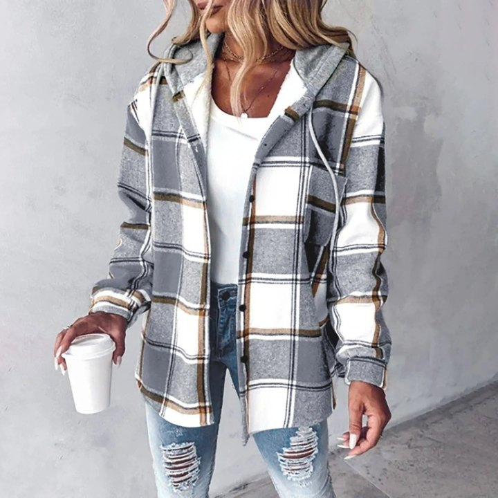 Blød og varm dame flanneljakke med hætte i ternet design; perfekt som overtøj til afslappede dage.