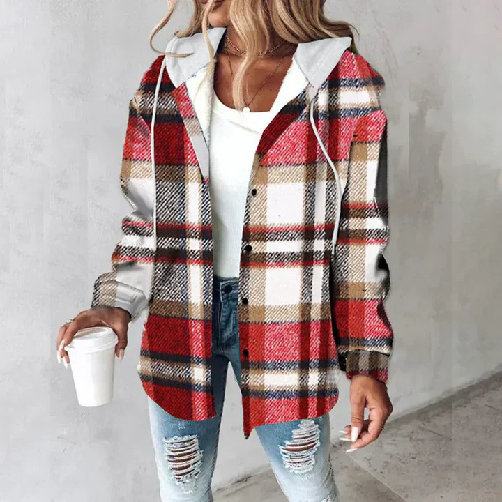 Stilfuld ternet damejakke i flannel med hætte; ideel til moderne efterårs- og vintermode streetstyle.