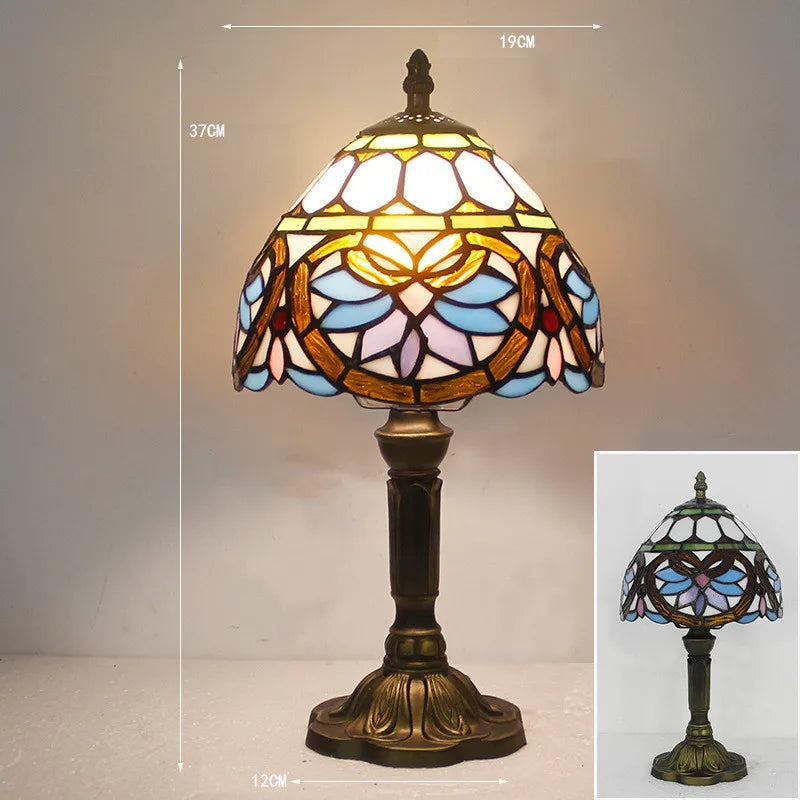 Tiffany Skrivebordslampe med farverigt glasdesign, elegant look og varmt lys for stilfulde rum