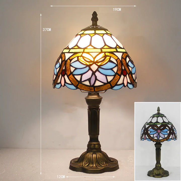 Tiffany Skrivebordslampe med farverigt glasdesign, elegant look og varmt lys for stilfulde rum