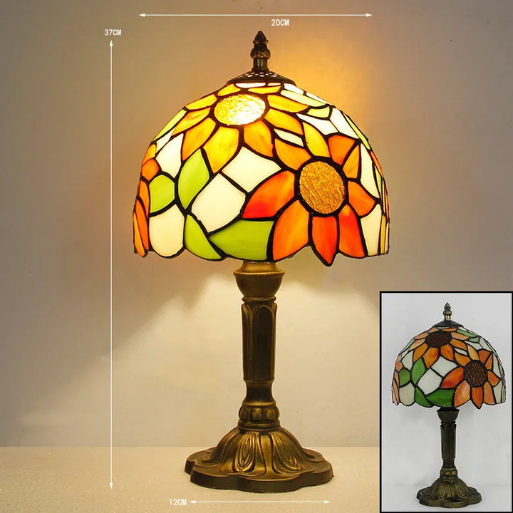 Tiffany Skrivebordslampe med farverigt glasdesign, elegant look og varmt lys for stilfulde rum