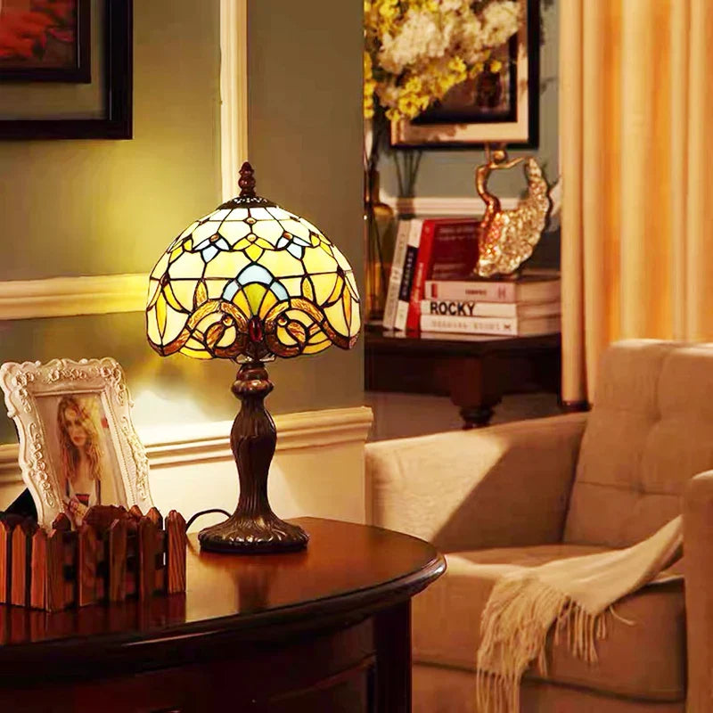 Tiffany Skrivebordslampe med farverigt glasdesign, elegant look og varmt lys for stilfulde rum