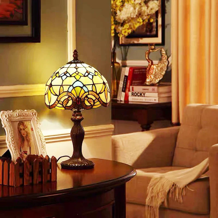 Tiffany Skrivebordslampe med farverigt glasdesign, elegant look og varmt lys for stilfulde rum