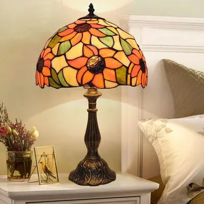 Tiffany Skrivebordslampe med farverigt glasdesign, elegant look og varmt lys for stilfulde rum