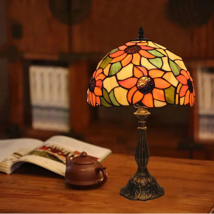 Tiffany Skrivebordslampe med farverigt glasdesign, elegant look og varmt lys for stilfulde rum