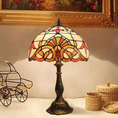 Tiffany Skrivebordslampe med farverigt glasdesign, elegant look og varmt lys for stilfulde rum