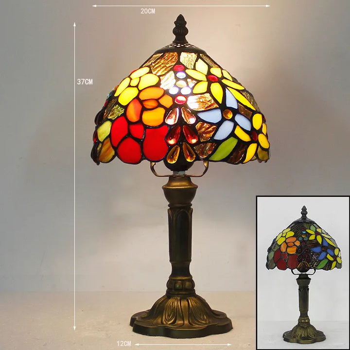 Tiffany Skrivebordslampe med farverigt glasdesign, elegant look og varmt lys for stilfulde rum