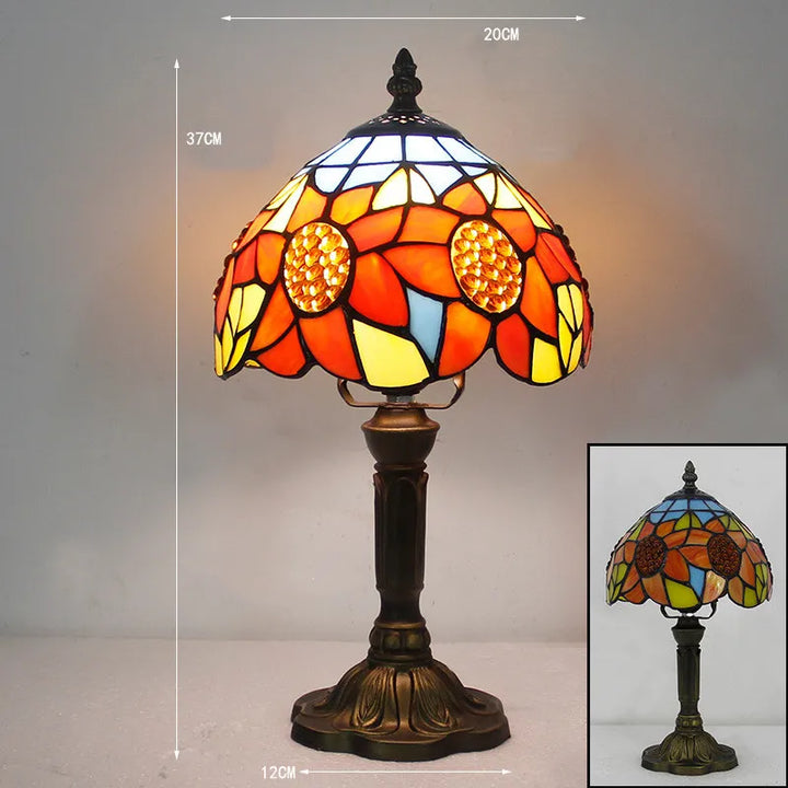 Tiffany Skrivebordslampe med farverigt glasdesign, elegant look og varmt lys for stilfulde rum