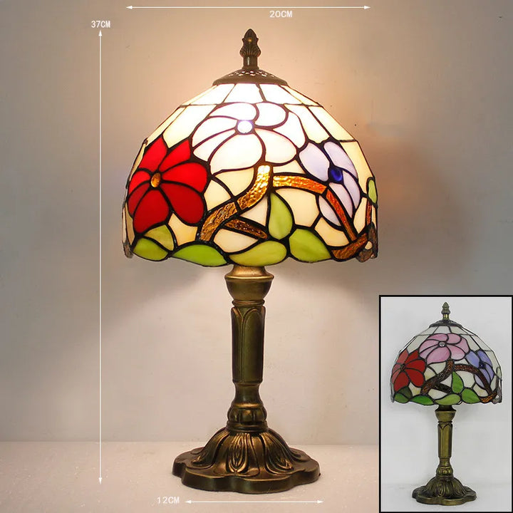 Tiffany Skrivebordslampe med farverigt glasdesign, elegant look og varmt lys for stilfulde rum
