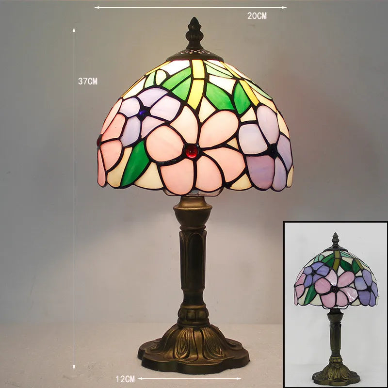 Tiffany Skrivebordslampe med farverigt glasdesign, elegant look og varmt lys for stilfulde rum