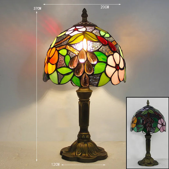 Tiffany Skrivebordslampe med farverigt glasdesign, elegant look og varmt lys for stilfulde rum