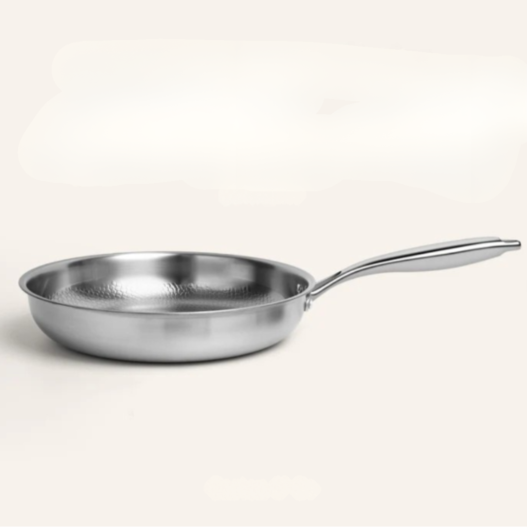 Holdbar titanium pande til induktion med unik hamret overflade. Ideel til daglig madlavning.