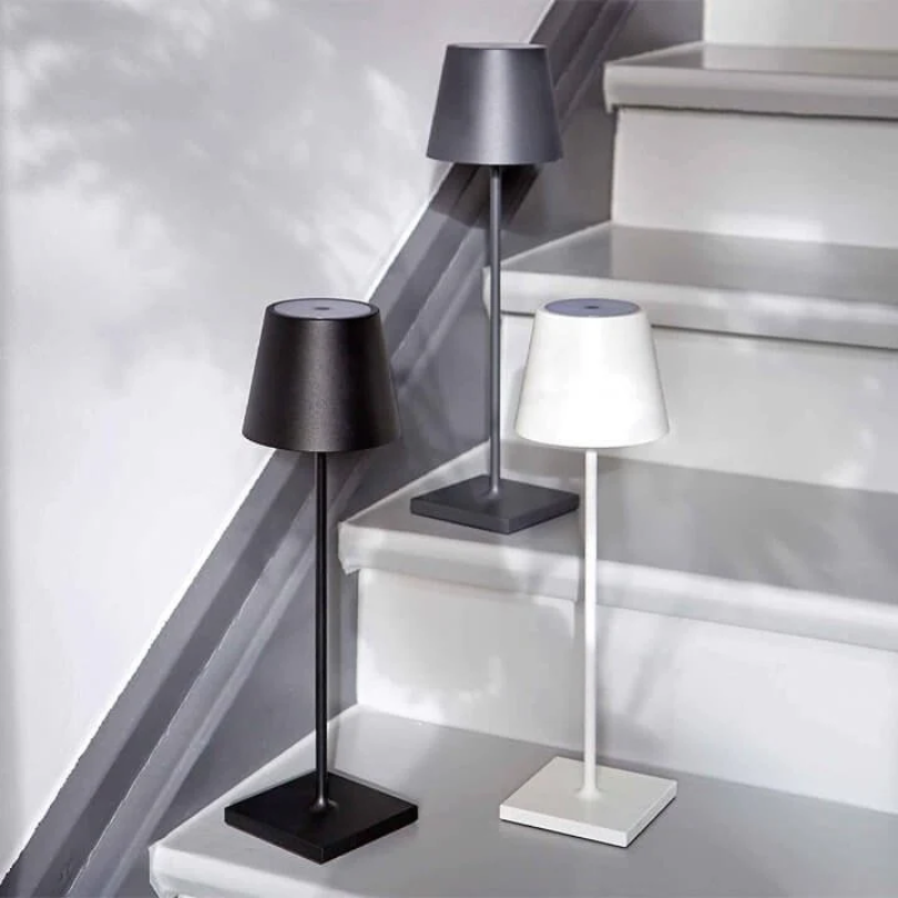 Berøringsfølsom LED-bordlampe, trådløs, stilrent design, moderne flair, fås i forskellige farver.