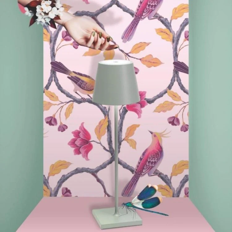 Berøringsfølsom LED-bordlampe, trådløs, stilrent design, moderne flair, fås i forskellige farver.