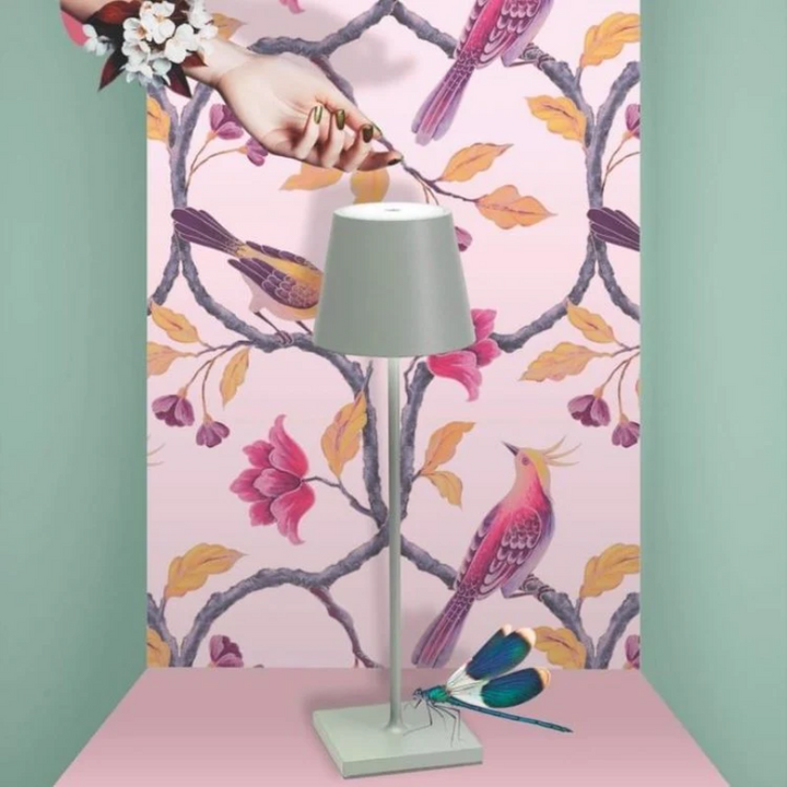 Berøringsfølsom LED-bordlampe, trådløs, stilrent design, moderne flair, fås i forskellige farver.