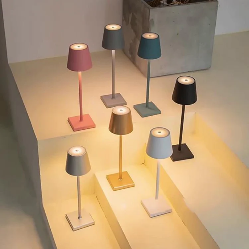 Berøringsfølsom LED-bordlampe, trådløs, stilrent design, moderne flair, fås i forskellige farver.