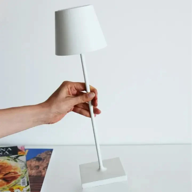 Berøringsfølsom LED-bordlampe, trådløs, stilrent design, moderne flair, fås i forskellige farver.