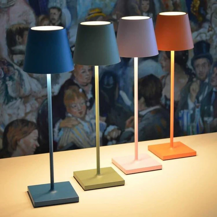 Berøringsfølsom LED-bordlampe, trådløs, stilrent design, moderne flair, fås i forskellige farver.