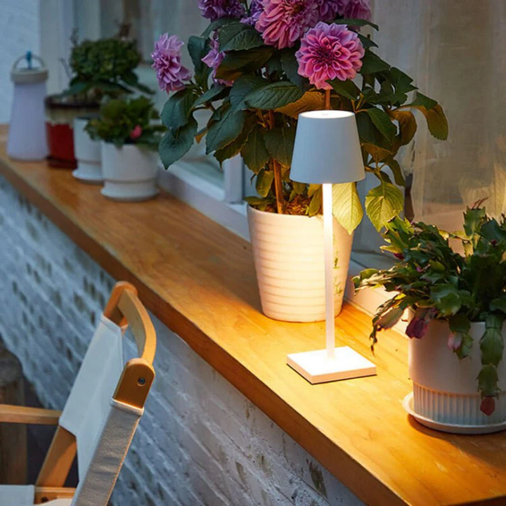 Berøringsfølsom LED-bordlampe, trådløs, stilrent design, moderne flair, fås i forskellige farver.