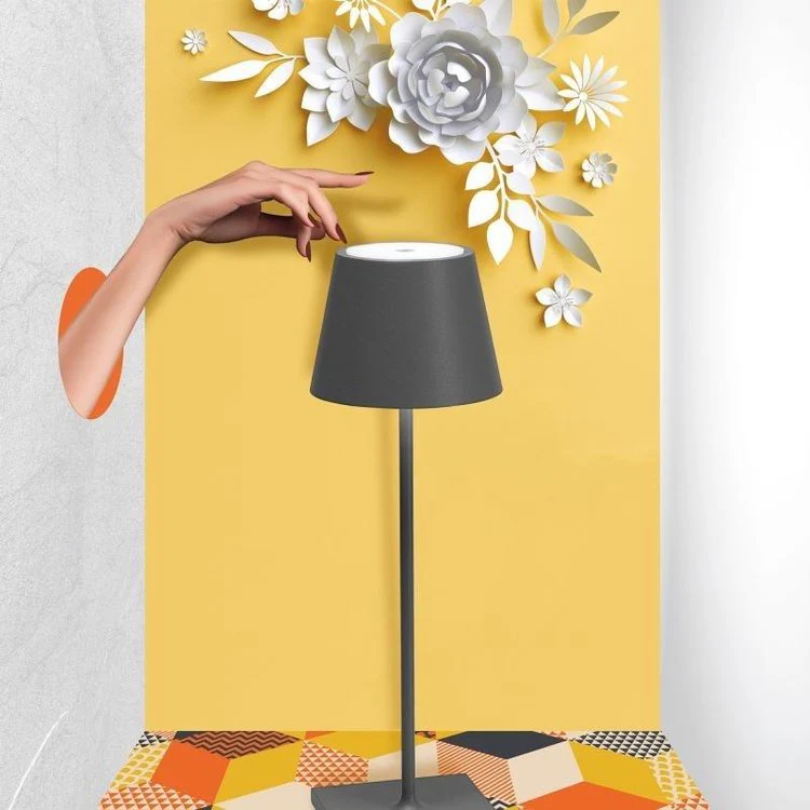 Berøringsfølsom LED-bordlampe, trådløs, stilrent design, moderne flair, fås i forskellige farver.